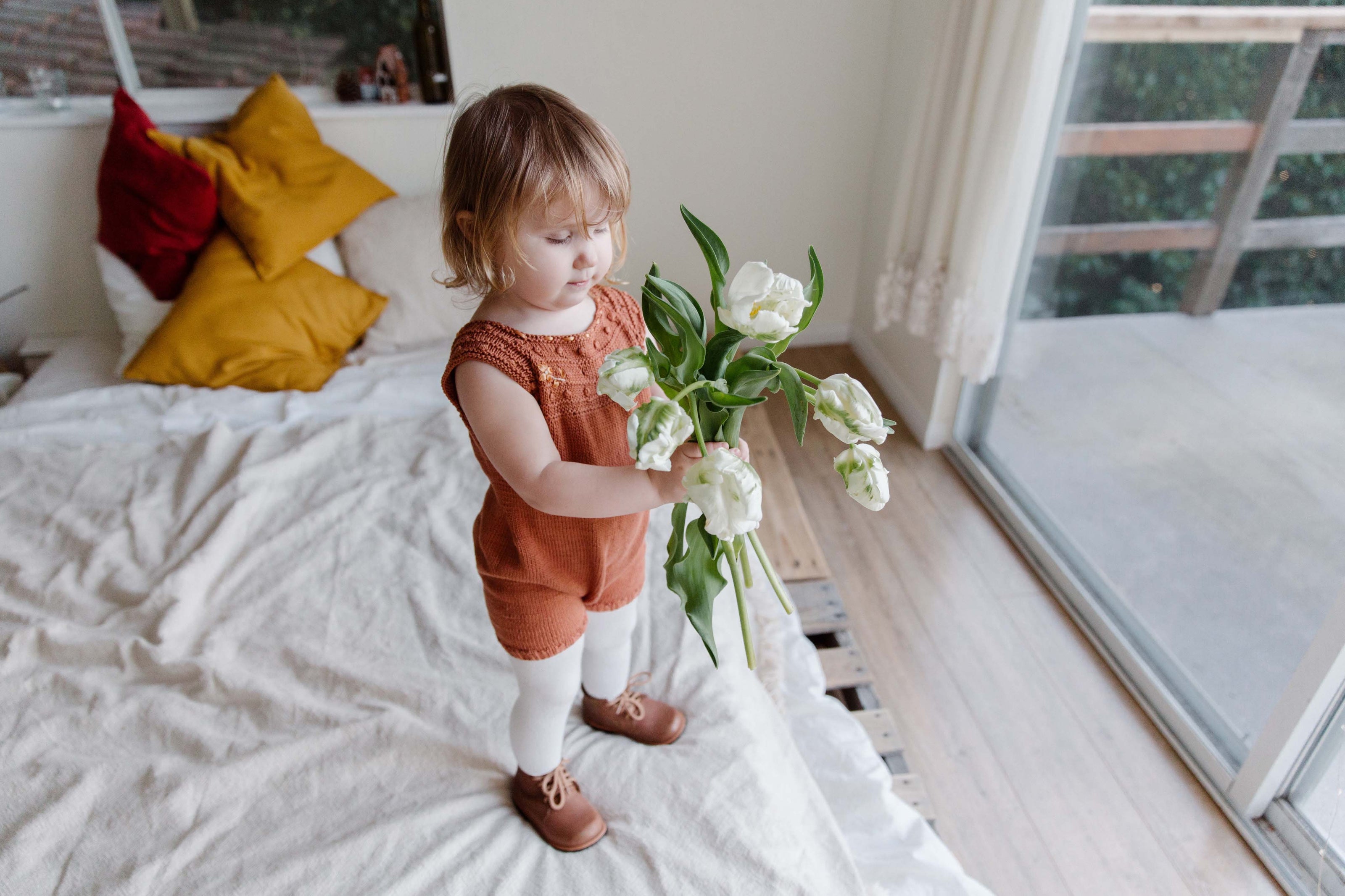 Enfant avec un bouquet de fleurs dans les mains 