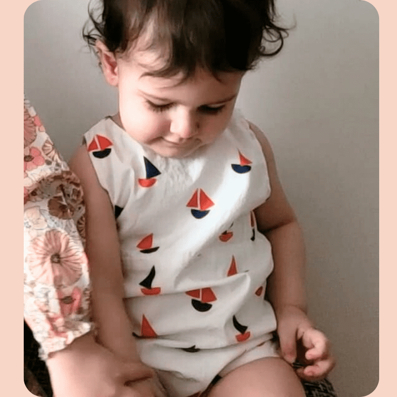 Mon Petit Vinaigrette | Bébé assis vêtu d'une barboteuse Jacadi 18 mois