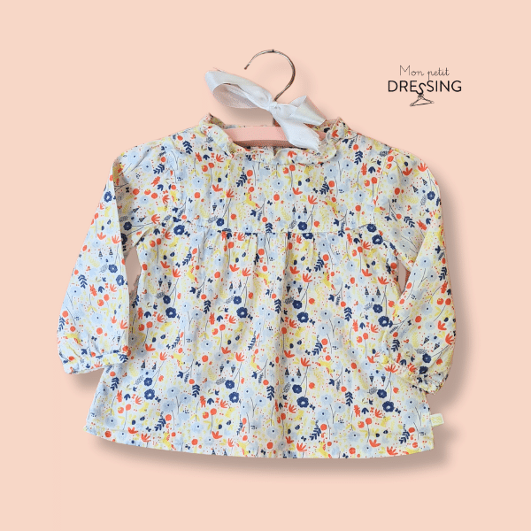 Mon Petit Dressing | Blouse blanche à fleurs bleues et oranges col volant, manches fermées par bouton - Marque : La compagnie des petits