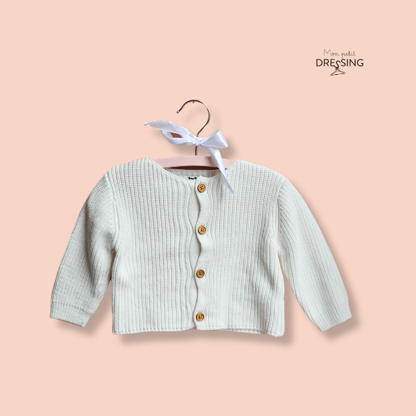 Mon Petit Dressing | Cardigan en maille de la marque Cyrillus. Boutons couleur bois