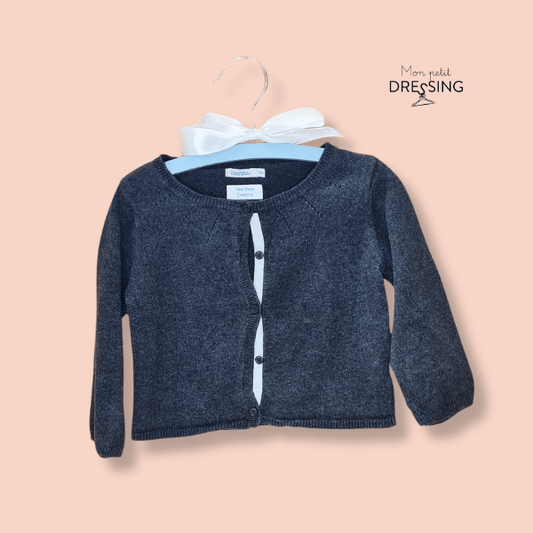 Mon Petit Dressing | Cardigan gris foncé et liseret blanc de Boutchou. Boutons sur toute la longueur