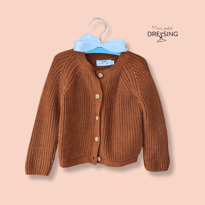 Ce cardigan en maille est un basique et une pièce classique. De la marque Cyrillus. Il est de couleur camel.