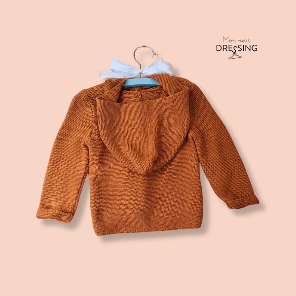 cardigan en maille de couleur camel avec grande capuche. Vue de dos. TAO