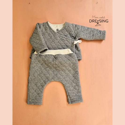 Ensemble jogging gris et blanc, matelassé, haut comme une brassiere, fermeture avec lacet et bouton pression intérieur