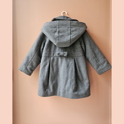 Manteau gris capuche avec noeud dans le dos. Jacadi