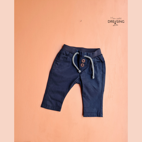 Pantalon bleu marine 2 boutons décoratif en bois et noeud sur taille élastique 3 mois - Vue de dos