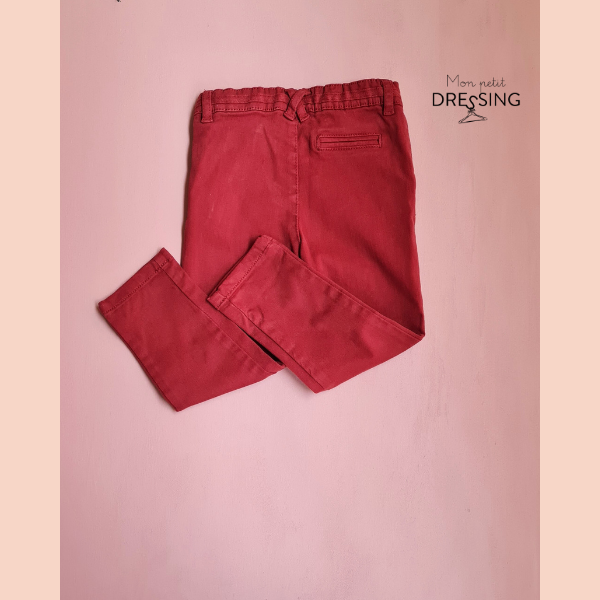 Vue de dos : pantalon rouge brique, une poche cachée sur la fesse droite