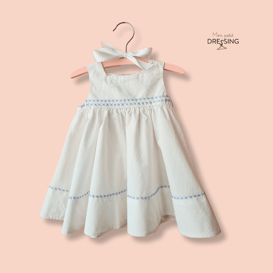 Mon Petit Dressing | Robe blanche - Motif point de croix bleu - vue de devant. Marque Jacadi