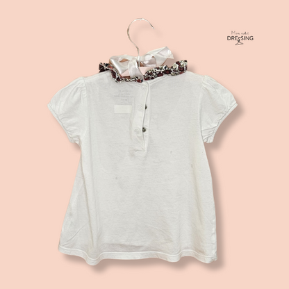 Mon Petit Dressing | T-shirt blanc - vue de dos, manches courtes. 3 boutons élargissent le col