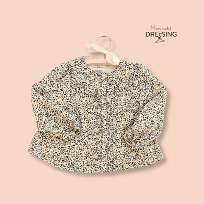 Mon Petit Dressing | Jolie blouse fleurie avec un tissu cotelé et chaud. Cette blouse s'ouvre par l'avant à l'aide de bouton discret qui se fondent dans les motifs. Le col ajoute une touche de finesse à cette belle pièce de la marque Cyrillus.