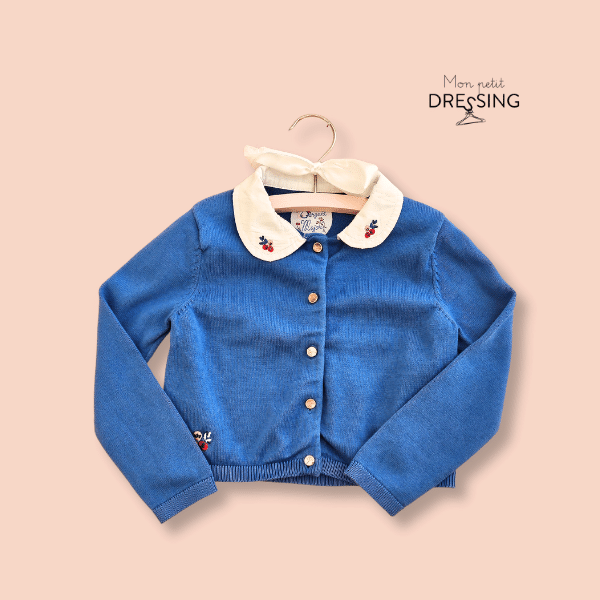 Mon Petit Dressing | Cardigan bleu azur col claudine blanc fleurs brodées sur le col Marque : Sergent Major