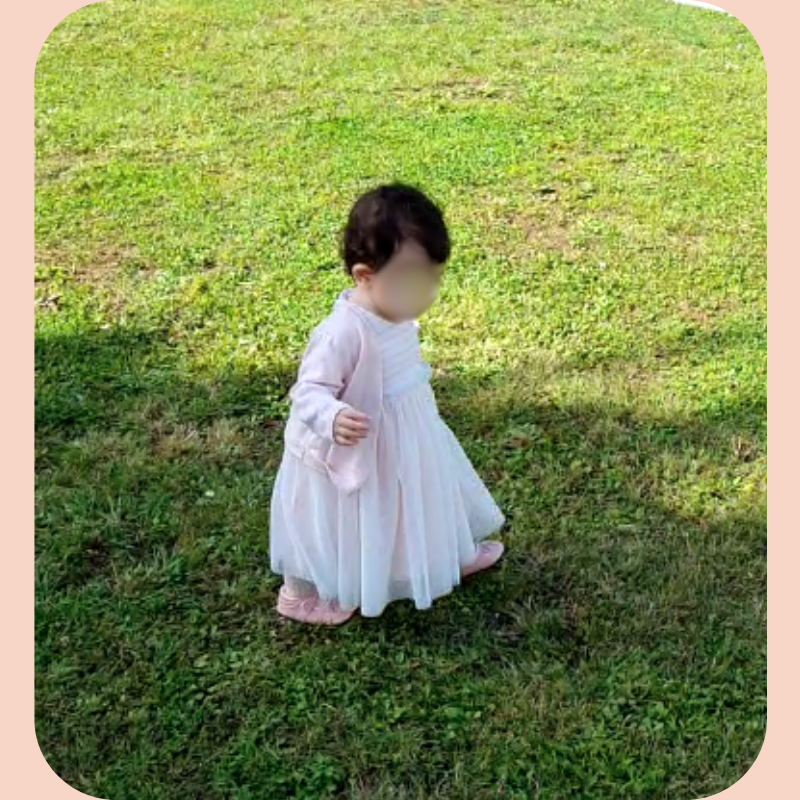 Mon Petit Dressing | Robe tutu Petit Bateau rose rayée Petit Bateau portée par une petite fille mettant du 24 mois pour un mariage accompagnée d'un cardigan festonné Cyrillus.