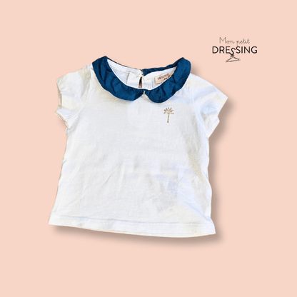 Mon Petit Dressing | T-shirt blanc col claudine bleu, motif palmier doré au niveau de la pouitrine, côté gauche DPAM
