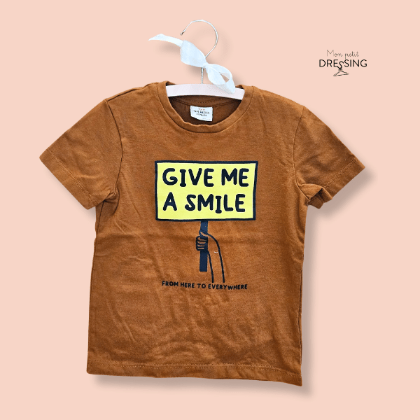 mon-petit-dressing.com | T-shirt manche courte marron à message "give a smile". de la marque Tape à l'oeil (TAO).