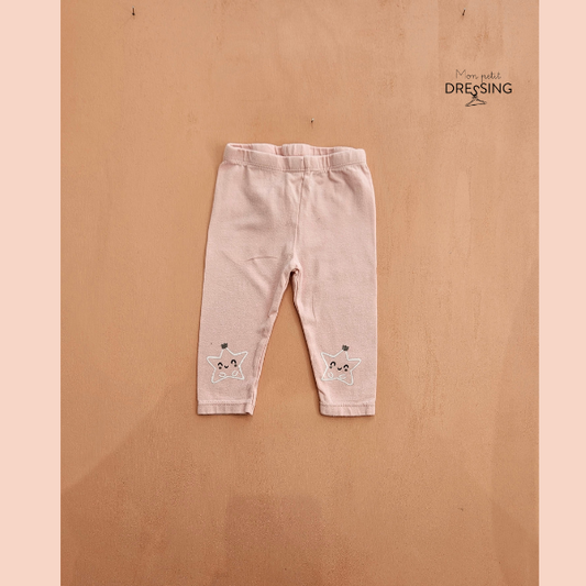 Legging rose, motif étoile blanche sur les chevilles. 