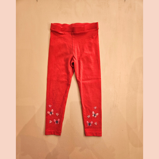 Legging rouge, papillons sur les chevilles