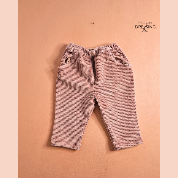 pantalon rose, en velour, cotelé, finition dentelée sur les poches. Marque Cyrillus