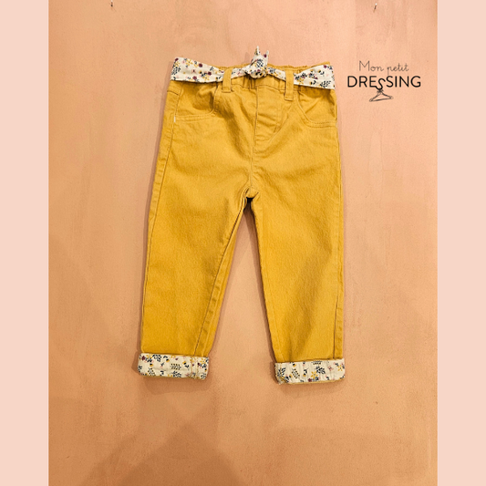 Pantalon jaune ceinture fleurie 